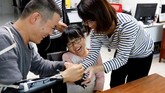 Lengan bionik yang dikembangkan Cang memudahkan penggunanya saat beraktivitas, mulai dari makan, menggenggam sesuatu hingga mengendarai sepeda. (REUTERS/Tyrone Siu)