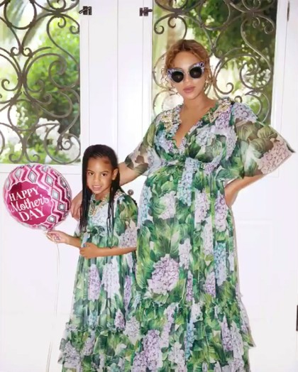 Gaya Beyonce Kembaran dengan Anak, Pakai Gaun D&G Rp 72 Juta Gaya Beyonce Kembaran dengan Anak, Pakai Gaun D&G Rp 72 Juta