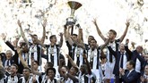 Bagi Juventus, trofi Serie A adalah titel kedua mereka musim ini. Beberapa hari sebelumnya, Bianconeri berhasil mengangkat trofi Piala Italia setelah mengalahkan Lazio di babak final. (Reuters / Giorgio Perottino)