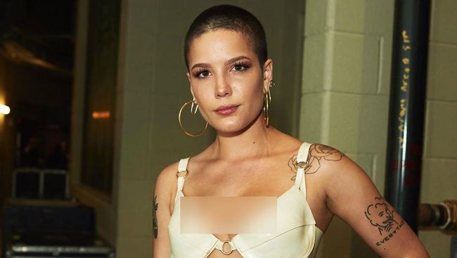 Penyanyi Halsey Cuma Pakai Bra ke Billboard Music Awards 2017