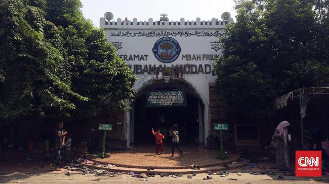 Sengketa dan Kisah Gaib di Makam Mbah Priuk