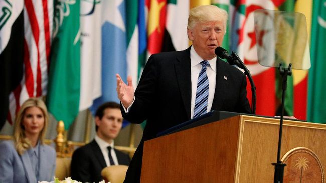 Eks Direktur CIA Sebut Tim Kampanye Trump Kontak dengan Rusia