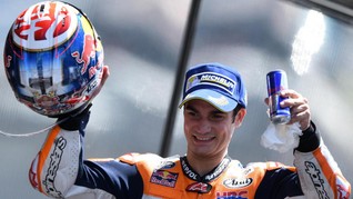 Valentino Rossi Jatuh, 'Spanish Smurf' Tersenyum
