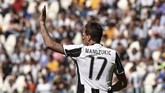Juventus butuh kemenangan melawan Crotone untuk memastikan titel juara di tangan. Mario Mandzukic, Paulo Dybala, dan Alex Sandro membuat Juventus mengakhiri kemenangan dengan skor telak 3-0. (Reuters / Giorgio Perottino)