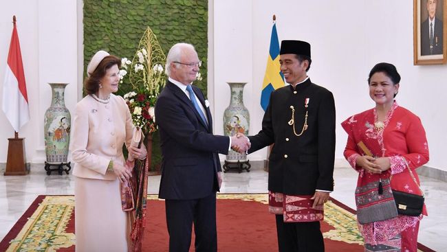 Foto Sambut Raja Swedia Jokowi Dan Iriana Kompak Pakai Batik Tumpal
