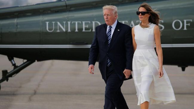'Robot' Melania Trump Tersenyum Lebar Gara-gara Minho Shinee