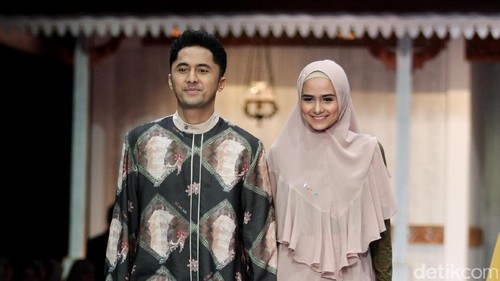 Foto: Inspirasi Seragam Lebaran Syari Ala 5 Pasangan Selebriti Foto: Inspirasi Seragam Lebaran Syari Ala 5 Pasangan Selebriti