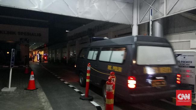 Mobil Jenazah RS Polri Masuk ke RS Premier Jatinegara