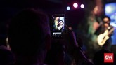 Penyelenggaraan festival tahun ini terasa lebih istimewa karena durasinya yang diperpanjang menjadi dua hari. Tema festival adalah tema Blues is Making Friends. Dari tema ini pula, jajaran penampil festival ini menunjukkan kolaborasi cantik seperti yang dilakukan Gugun Blues Shelter dan Indra Lesmana. (CNN Indonesia/Andry Novelino)