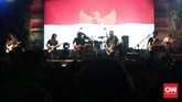Gelaran yang berlangsung sejak Jumat (26/5) itu ditutup penampilan The Six Strings dan Krakatau Reunion, dua grup legenda yang berisi musisi kawakan Indonesia. (CNN Indonesia/Andry Novelino)