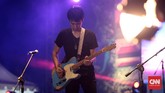 Mereka memainkan musik bersama, sampai bergantian unjuk kebolehan dengan main gitar solo di atas panggung. (CNN Indonesia/Andry Novelino)