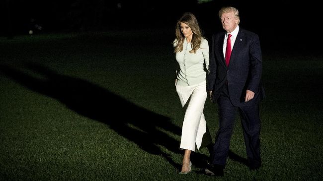  Celana Kulot dan Sepatu 10 Cm Santai Melania Trump