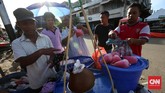 Es cendol tawaran alternatif penghilang dahaga saat berbuka puasa. Tak jauh dari pasar Peunayong Banda Aceh, penjual es cendol menawarkan Rp 5000 untuk satu bungkusnya. (CNN Indonesia/Safir Makki)