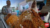Mi Aceh, mi caluk dan mihun goreng mendominasi jualan pedagang kuliner menjelang buka puasa di Banda Aceh. Mi dengan rasa yang tajam di lidah ini ditawarkan dengan harga rata-rata Rp10 ribu. (CNN Indonesia/Safir Makki)