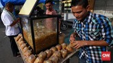 Jika berkunjung ke Aceh, sudah tak asing lagi dengan kudapan rujak aceh, meskipun tidak spesial dijual saar Ramadan tiba, rujak aceh menjadi kudapan yang patut dicoba saat buka puasa. Ditambah pecahan es batu, rujak aceh terasa segar meski sedikit pedas sebagai pembuka saat berbuka. (CNN Indonesia/Safir Makki)