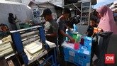 Air tebu menjadi pembuka dahaga saat berbuka puasa. Tanaman tebu banyak dijumpai di Aceh, tak pelak lagi jika banyak ditemukan pedagang sari tebu saat jelang buka puasa. Sari tebu dengan sedikit campuran es batu dijual Rp 10 ribu per bungkusnya. (CNN Indonesia/Safir Makki)