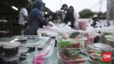 Di Gelogor Carik, Denpasar Selatan ini, suasana menjelang waktu buka puasa makin ramai oleh para penjaja panganan khas buka puasa, mulai dari bubur kacang hijau, kolak, gorengan, hingga lauk pauk. (CNN Indonesia/Andry Novelino)