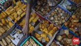 Para pedagang makanan yang berjualan di Pasar Takjil Benhil sebagian besar sudah memasak makanannya di rumah. Sehingga di pasar bisa langsung berjualan. (CNN Indonesia/Adhi Wicaksono)