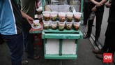 Warga membeli makanan takjil untuk berbuka puasa di kawasan Kebon Kacang, Jakarta, Rabu (31/5). Meski berada di gang sempit di antara rumah padat penduduk dan gedung-gedung perkantoran, pasar takjil Kebon Kacang menjadi lokasi favorit untuk berburu makanan berbuka puasa. (CNN Indonesia/ Hesti Rika)