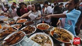 Beragam menu masakan khas Indonesia tersaji di Pasar Takjil Benhil. Mulai dari camilan, minuman, sampai lauk pauk untuk berbuka puasa. (CNN Indonesia/Adhi Wicaksono)