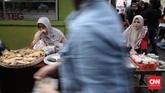Gorengan dan kolak merupakan dua jenis makanan yang tidak pernah absen dijual pedagang di pasar takjil Kebon Kacang setiap ramadan datang. (CNN Indonesia/ Hesti Rika)