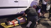 Tim medis pun berupaya sekuat tenaga menangani ribuan korban dan juga mengantar mereka ke rumah sakit terdekat. (REUTERS/Giorgio Perottino)