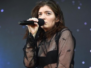 Lorde Telanjang di Virgin, Tapi Tetap Tak Terbaca