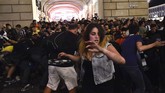 Malam nonton bareng final Juventus lawan Real Madrid Liga Champions yang dilakukan oleh ribuan Juventini di Turin berubah bencana. Sebuah ledakan terjadi di alun-alun San Carlo, Sabtu (3/6). (REUTERS/Giorgio Perottino)