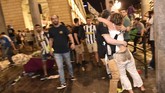 Menurut video yang menyebar di media sosial, sesaat ketika Real Madrid akan memastikan diri menang 4-1 atas Juventus, terjadi ledakan di tengah-tengah San Carlo yang sontak membuat kerumunan melarikan diri. (REUTERS/Giorgio Perottino)