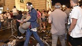 Ledakan tersebut semula dikira adalah bom, namun kemudian diketahui bahwa hal tersebut adalah hoax. Polisi masiih mencari tahu penyebab ledakan tersebut. (REUTERS/Giorgio Perottino)