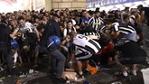 Ledakan tersebut mengagetkan ribuan Juventini yang baru saja mengetahui tim idola mereka kalah dari Real Madrid. Sontak, ledakan tersebut membuat ribuan penggemar lari kocar-kacir. (REUTERS/Giorgio Perottino)