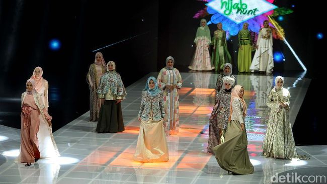 Foto Parade Hijabers Cantik Pakai Rancangan Desainer 