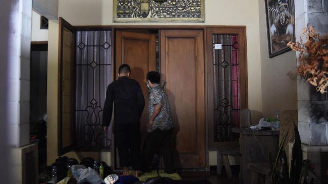 Tim KPK sedang memasuki pintu rumah Dirut PLN Sofyan Basir, Minggu (15/7).