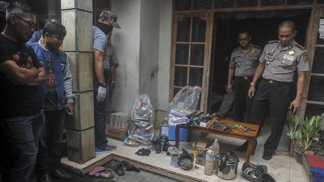 Polisi Sita Buku Jihad di Rumah Guru Ngaji Pelaku Bom