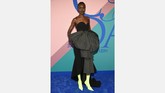 Model Alek Wek tahu bagaimana caranya mencuri spotlight. Ia hadir dalam balutan gaun hitam Balenciaga dan sepatu boot hijau neon yang mencolok mata. (Dimitrios Kambouris/Getty Images/AFP)