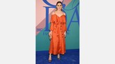 Busana unik dari Banana Republic ini membuat Olivia Palermo patut diperhitungkan saat berjalan di karpet merah CFDA Awards 2017. Sederhana tapi berhasil membuatnya stunning. (Dimitrios Kambouris/Getty Images/AFP)