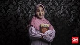 Sinta Ratri merasa terjebak dalam tubuh laki-laki ketika ia lulus SMA. Setelah itu Sinta memutuskan menjalani hidupnya sebagai waria. Sinta juga pernah menikah dua kali, tapi pada akhirnya memutuskan untuk berpisah. Selain mengurus Pesantren, Sinta juga membuat kerajinan perunggu. (CNN Indonesia/Hesti Rika)