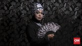 Pareta Arianto (55) atau yang biasa dipanggil Ririn adalah seorang waria yg keseharianya bekerja di salon menjadi tukang rias. Ririn sempat berkuliah di jurusan teknik IKIP (Universitas Negeri Yogyakarta saat ini), akan tetapi memutuskan tidak melanjutkan kuliah pada semester 5. (CNN Indonesia/Hesti Rika)