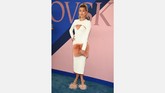 Model Hailey Baldwin dalam balutan busana Cushnie et Ochs dan sepatu tas Aurora James adalah perpaduan yang memukau saat di karpet merah CFDA tahun ini. (Dimitrios Kambouris/Getty Images/AFP)