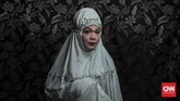 Sama seperti Ninik, Ririn bergabung di Pesantren Al-Fatah mulai dari sejak awal berdirinya pesantren tersebut. Ririn merasa dirinya sudah menjadi perempuan seutuhnya dan selalu menggunakan kerudung dalam keseharian. (CNN Indonesia/Hesti Rika)