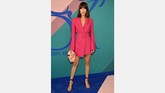 Model Bella hadid mencolok dengan pink baju bernuansa 90-an dari label Off-White saat hadir di gelaran CFDA Fashion Awards 2017 di Hammerstein Ballroom, New York, (5/6). (Dimitrios Kambouris/Getty Images/AFP)