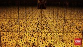 Adele yang tertarik dengan foto itu kemudian meminta seniman panggungnya untuk membawa Infinity Mirror ke panggung BRIT Awards di mana ia tampil menyanyikan When We Were Young.