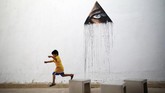 Bukan hanya seniman dari Amerika dan Israel, ada pula seniman dari Hawaii yang ikut berpartisipasi. Kamea Hadar melukis mata dan segitiga seperti lambang Illuminati. (REUTERS/Amir Cohen)