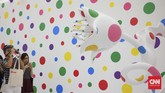Tapi seperti karya Yayoi yang lain, Infinity Mirror punya makna mendalam di baliknya. Itu adalah tentang kontemplasi seseorang yang masuk ke dalamnya, dan seperti merasakan lapangnya luar angkasa dengan lampu-lampu bak bintang di sekelilingnya.