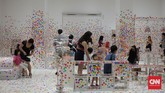 Karya Yayoi juga melibatkan anak-anak. Bekerja sama dengan Children Biennale yang juga sedang digelar di National Gallery Singapore, disediakan satu ruangan dengan perabot yang serba putih. Anak-anak yang berkunjung bisa menempelkan stiker polkadot warna-warni.
