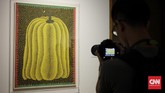 Ia juga identik dengan penggunaan labu dengan warna kuning dan hitam. Banyak karya, mulai lukisan sampai instalasi yang bisa diintip melalui lubang dalam kotak kaca, dengan tema labu.