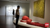 Yayoi punya karakter kuat dalam karya-karyanya. Ia identik dengan warna-warni cerah, polkadot, labu, motif jaring, dan penggunaan cermin. Karya-karyanya, mulai instalasi sampai lukisan, sangat ‘Instagram-genik.’