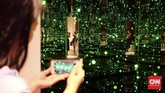 Salah satunya adalah Infinity Mirror atau Infinity Room, yang pernah disebut sebagai ruangan paling ‘Instagrammable’ di Los Angeles. Infinity Mirror terkenal setelah Katy Perry mengunggah foto dirinya di Instagram dengan latar instalasi itu.