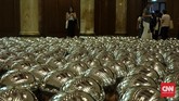Karya lain yang menarik adalah Narcissus Garden, berupa bola-bola stainless steel yang ditebar acak di lantai maupun air. National Gallery menggunakan satu ruangan khusus untuk 1.500 bola itu. Dinamakan Narcissus Garden, karena itu ‘taman’ melihat refleksi diri.