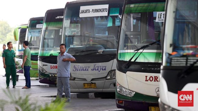 Kisah Sopir Bus Jauh Dari Keluarga Demi Antar Pemudik